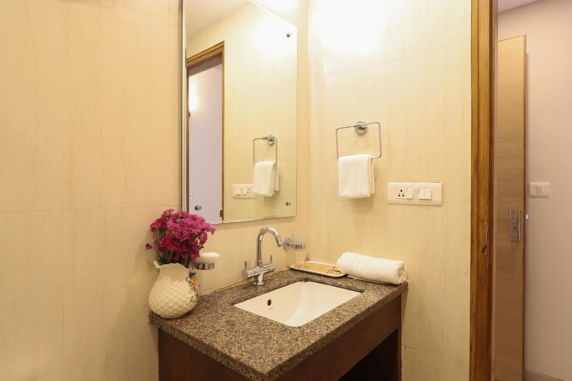 Veera Strand Park Serviced Apartments Near กาลังกูติ ภายนอก รูปภาพ